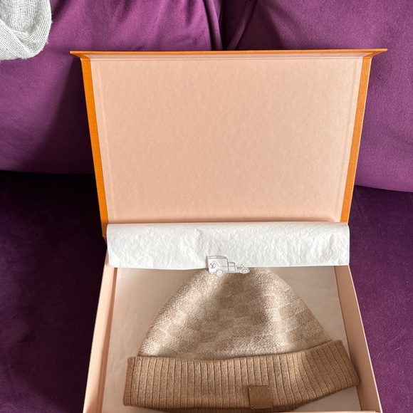 Louis Vuitton - Picture 2 of 3